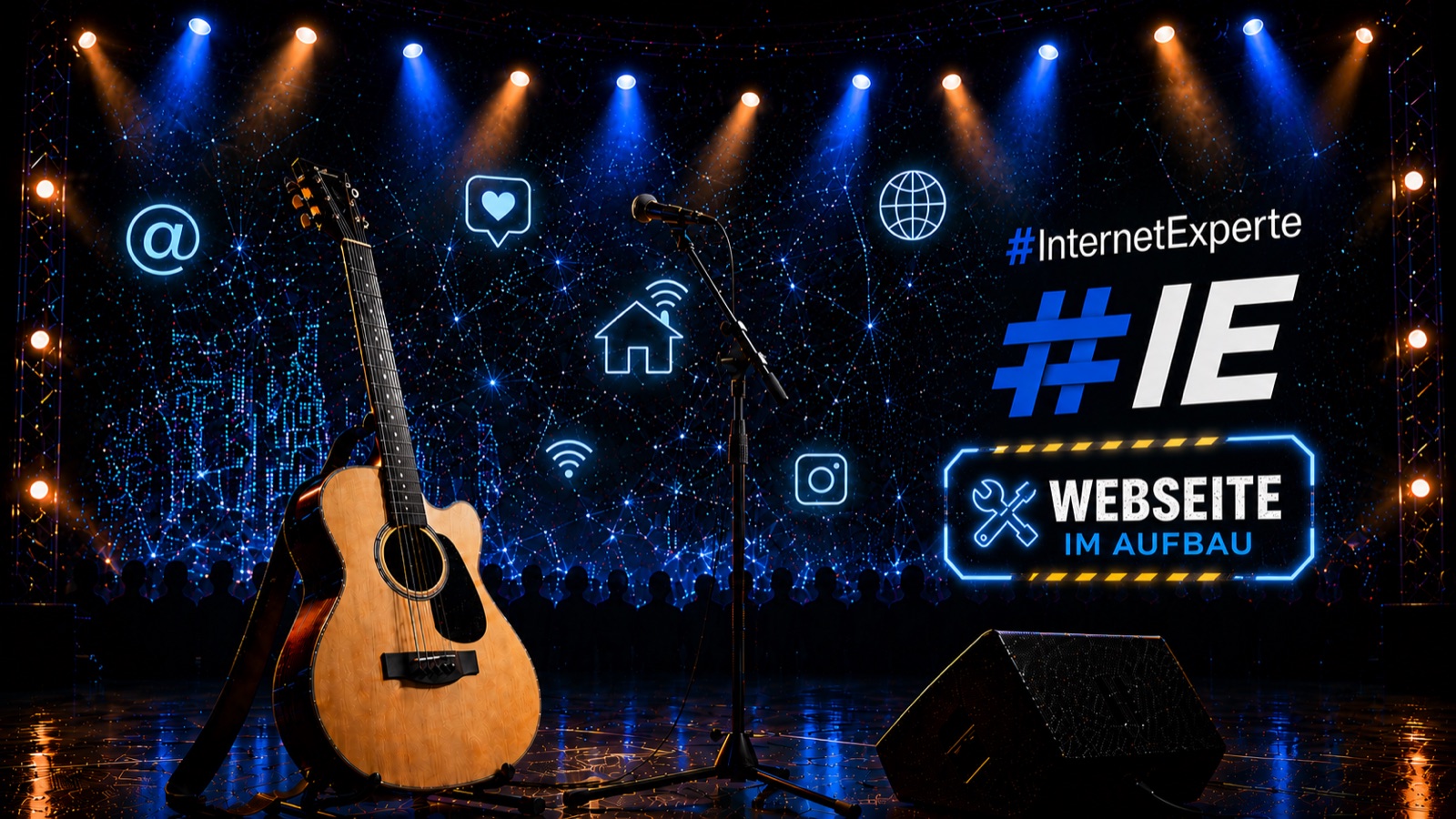 Bühne mit Gitarre, Mikrofon und digitaler InternetExperte-Kulisse